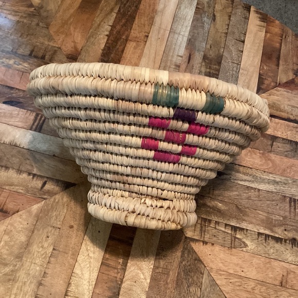 Hand crafted basket - Picture 2 of 4